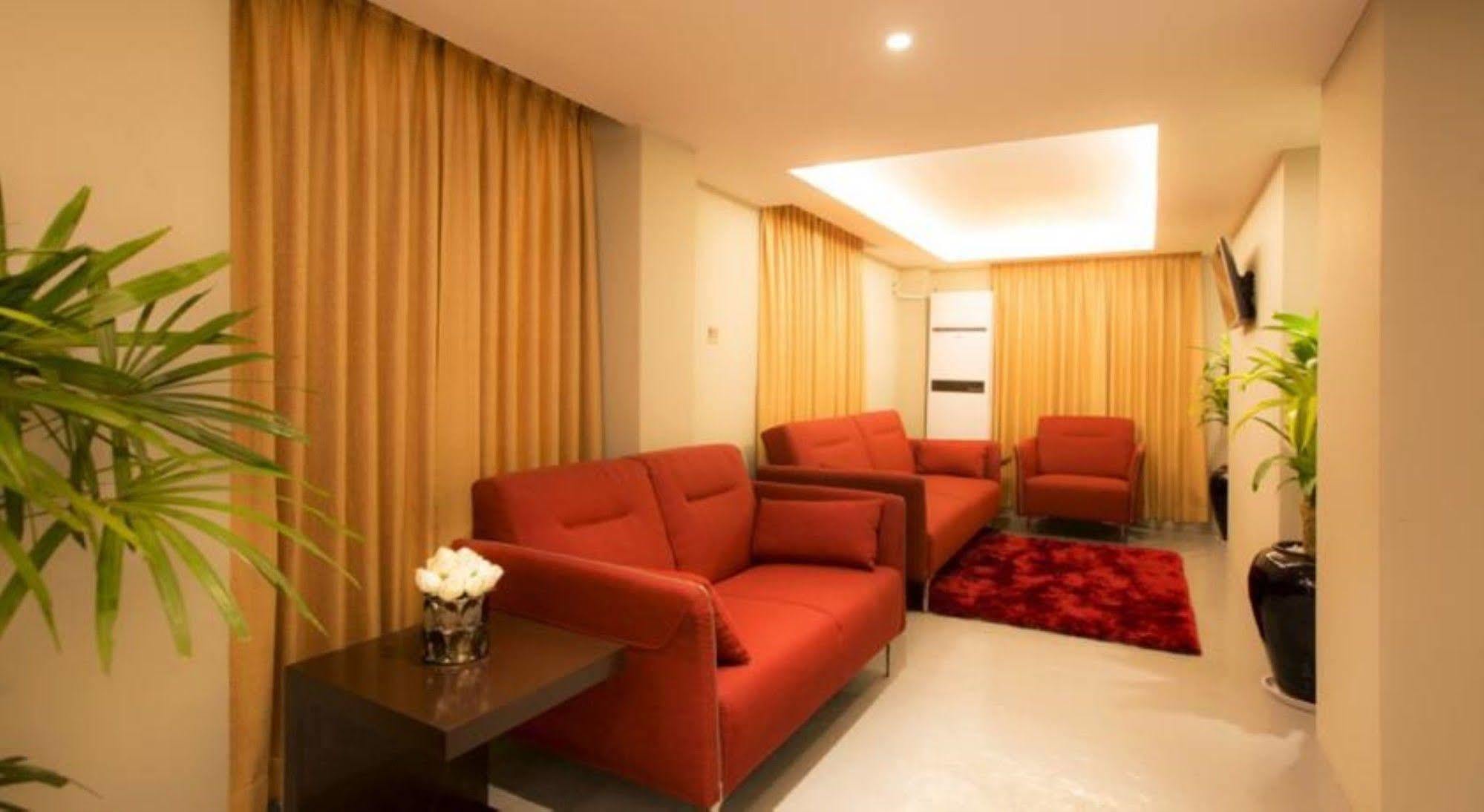 Shwe Pyi San Yar Hotel Yangon Exterior photo